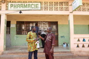 Un journaliste de Studio Tamani en reportage dans un centre de santé à Bamako, Mali, en septembre 2016. © Fondation Hirondelle / Sébastien Rieussec