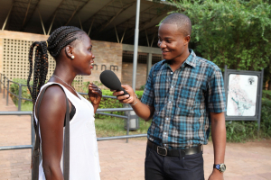  Un journaliste de Studio Tamani interroge une jeune habitante de Bamako, en septembre de 2016. © Fondation Hirondelle / Sébastien Rieussec
