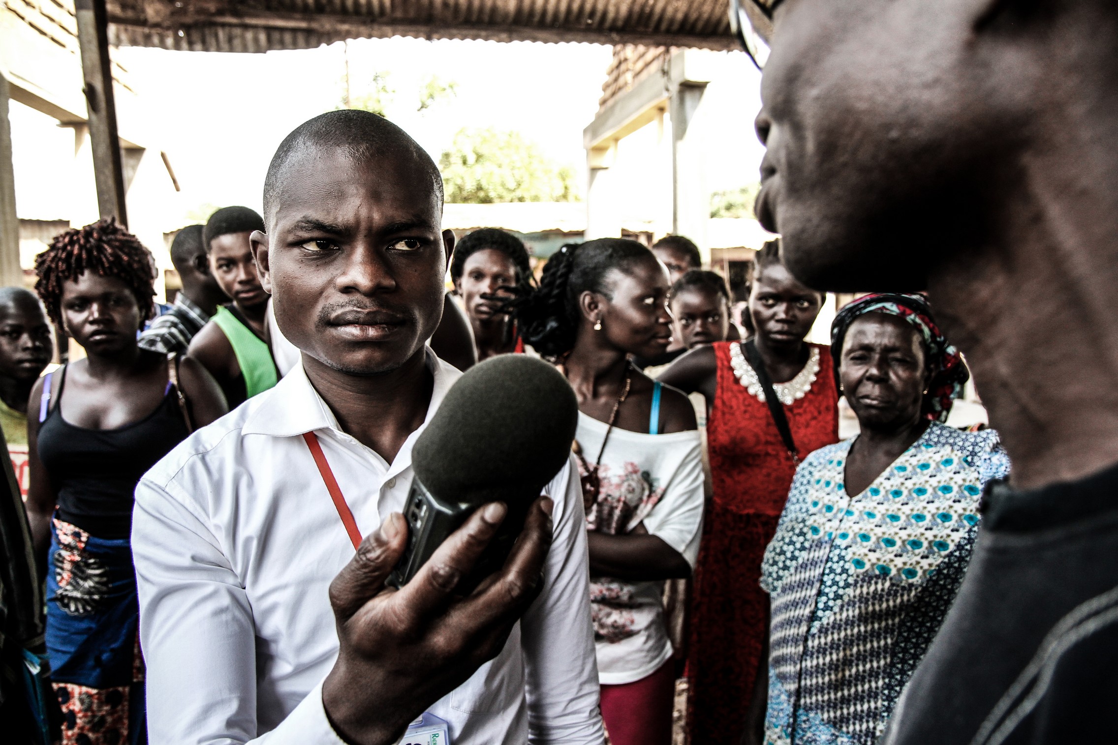 Reportage d’un journaliste de Radio Ndeke Luka au marché de Bangui, Centrafrique, février 2017. © Fondation Hirondelle / Marc Ellison