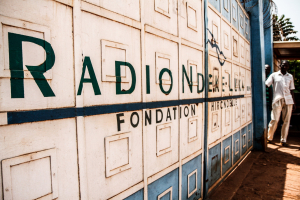Devant l’entrée de Radio Ndeke Luka à Bangui, en février 2017. © Fondation Hirondelle / Marc Ellison