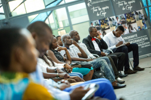 Participants à un débat « Jeunes et élections » à Kinshasa. © Fondation Hirondelle / Catherine Trautes