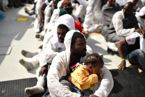 Migrants secourus par un bateau en Méditerranée, mai 2016. © AFP PHOTO / GABRIEL BOUYS