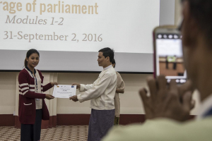 Remise de diplômes aux participants d’un atelier de formation au Parlement du Myanmar, octobre 2016. © Fondation Hirondelle / Thierry Falise