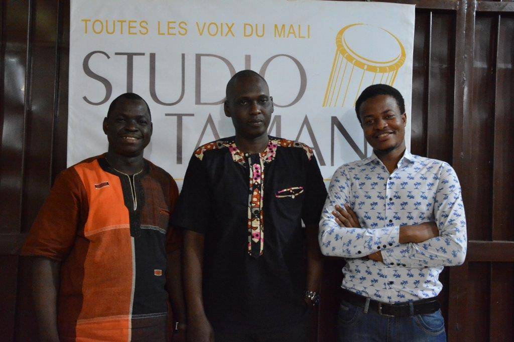 La rédaction en chef malienne de Studio Tamani : de gauche à droite, Issa Fakaba Sissoko, Rédacteur en chef, Sékou Gadjigo, Secrétaire général, et Mouhamadou Touré, Rédacteur en chef-adjoint.