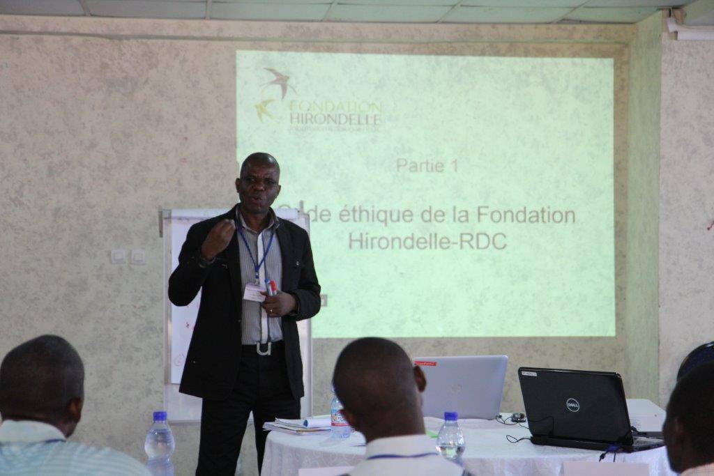  Innocent Bulambembe, coordonnateur des radios partenaires de la Fondation Hirondelle en RDC, pendant la formation &quot;Journalisme en zone de conflit&quot; à Kinshasa.