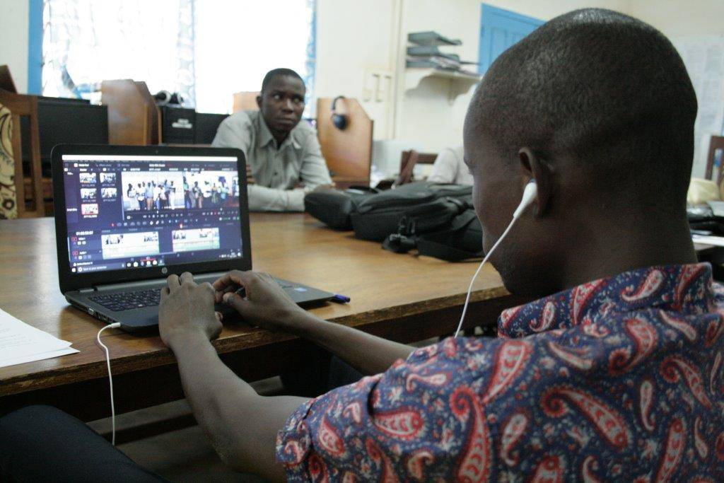 Un journaliste de Radio Ndeke Luka à Bangui, Centrafrique, en train de faire du montage vidéo.