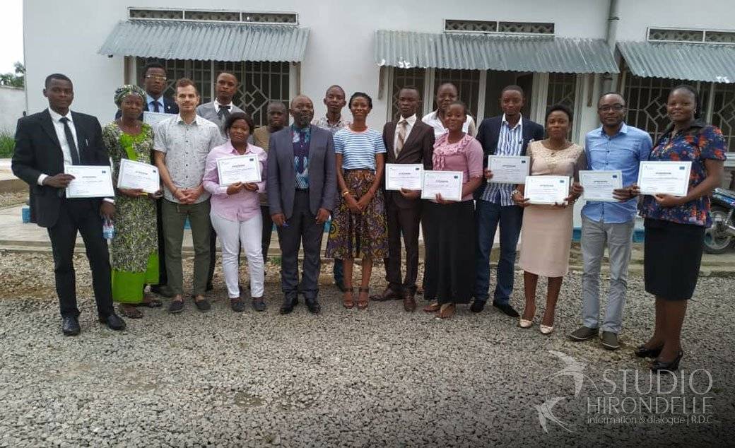 The team of journalists and trainees at the end of the training 