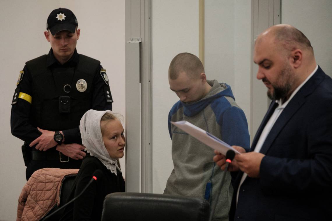 Ein russischer Unteroffizier wird am 20. Mai 2022 vor dem Berufungsgericht in Kiev des Kriebsverbrechens angeklagt.