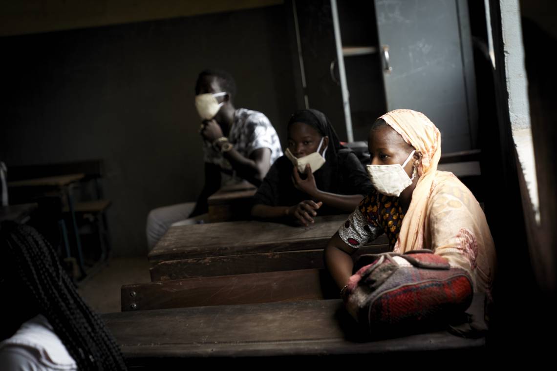 Un élève malien porte un masque dans la salle de classe d&#039;une école, à Bamako le 2 juin 2020. 