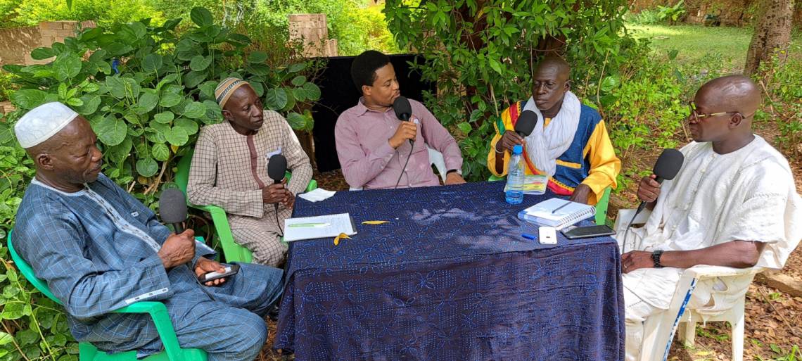 De g à dr : Paul Togo (société civile), Bréhima Ouologuem (représentant des chefs coutumiers), Mouhamadou Touré (animateur du débat et rédacteur en chef de Studio Tamani), Nùdindé Ongoïba (président du cercle) et Amadou Lougué (président du conseil de la jeunesse).