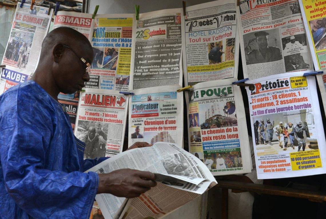 Un kiosque de journaux à Bamako, Mali.