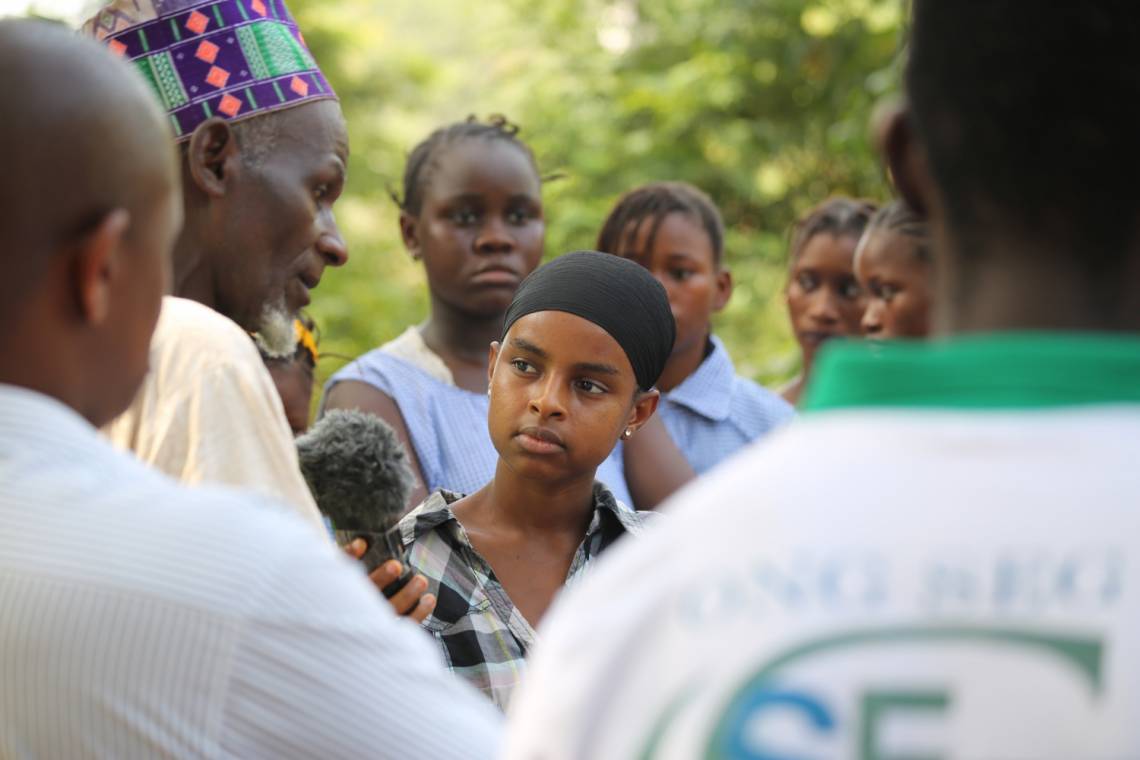 A young journalist trainee from Studio Hirondelle Guinea reporting in November 2015.