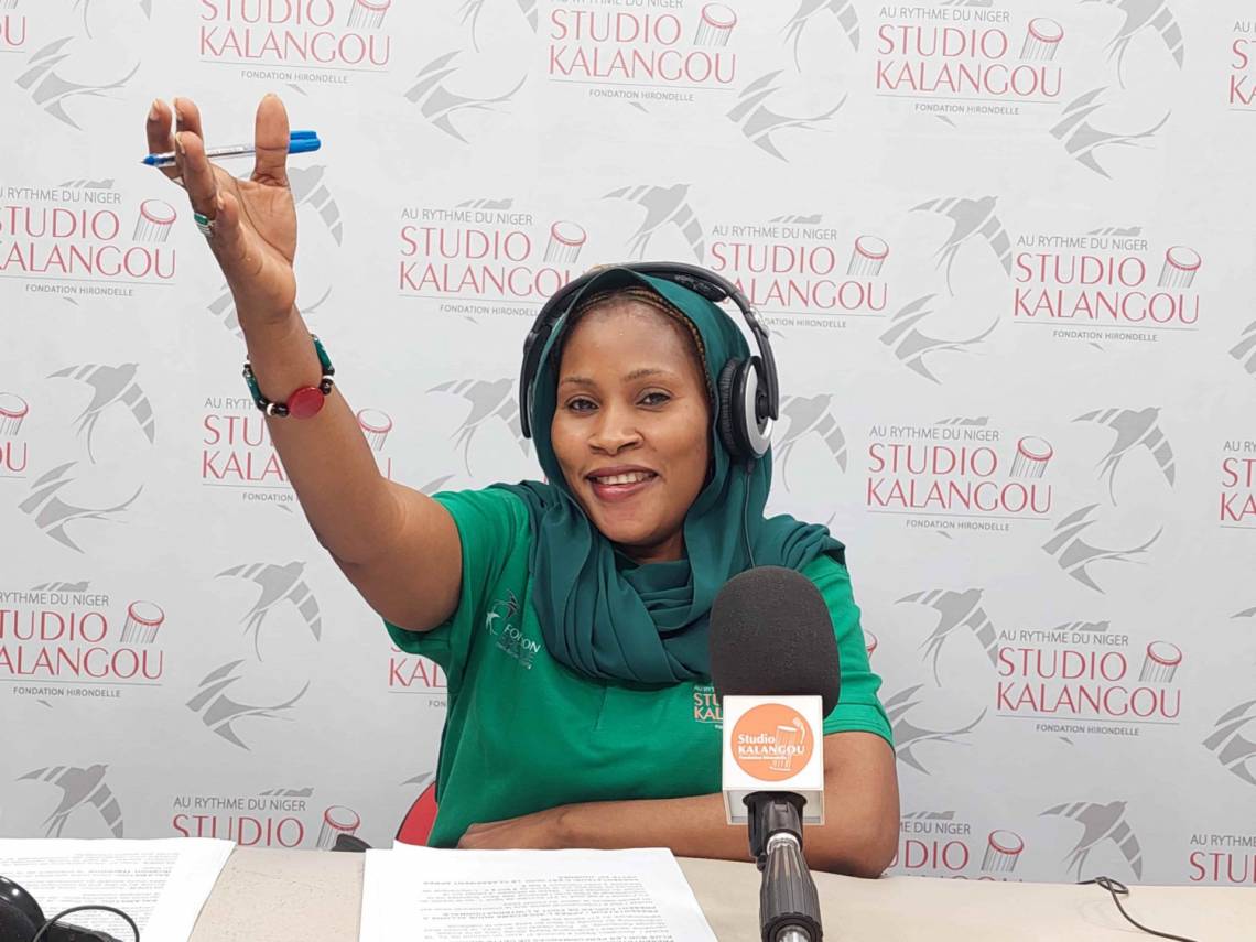 La co-présentatrice de la nouvelle émission &quot;Le Niger sur Kalangou&quot; durant le lancement de la première émission. 