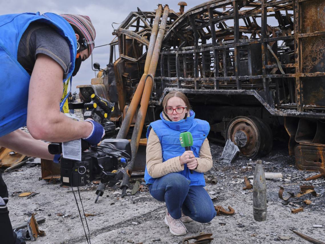 Une journaliste et un caméraman du média ukrainien espreso.tv en reportage à l&#039;aéroport d&#039;Hostomel, le 8 avril 2022.