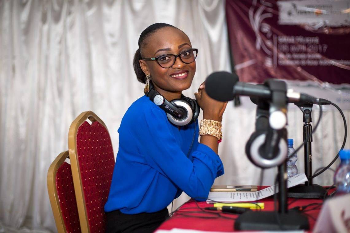 Nathalie Sala, journaliste congolaise, lors de l&#039;animation d&#039;un débat &quot;Femmes et élections&quot; organisé par la Fondation Hirondelle à Kinshasa.