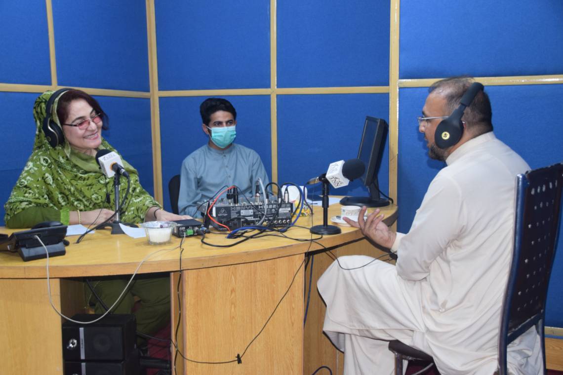 In the TNN studio in Peshawar, during an episode of the 50-minute weekly program on the COVID-19 pandemic, produced with the support of Fondation Hirondelle.