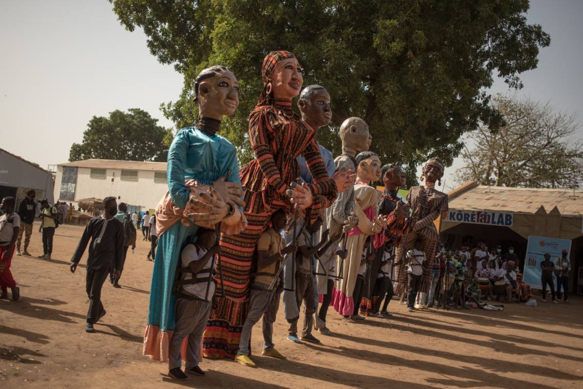 Sortie des marionnettes géantes, lors d&#039;un reportage le 4 février 2022 au festival de Segou, qui veut valoriser les expressions artistiques et culturelles du Mali.