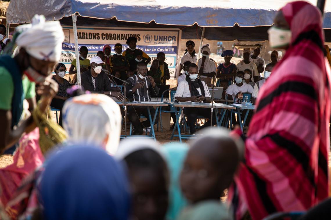 Pendant une émission d’information sur le COVID-19 dans un camp de déplacés interne au Burkina Faso en décembre 2020. Emission organisée par Studio Yafa, programme de la Fondation Hirondelle au Burkina Faso 