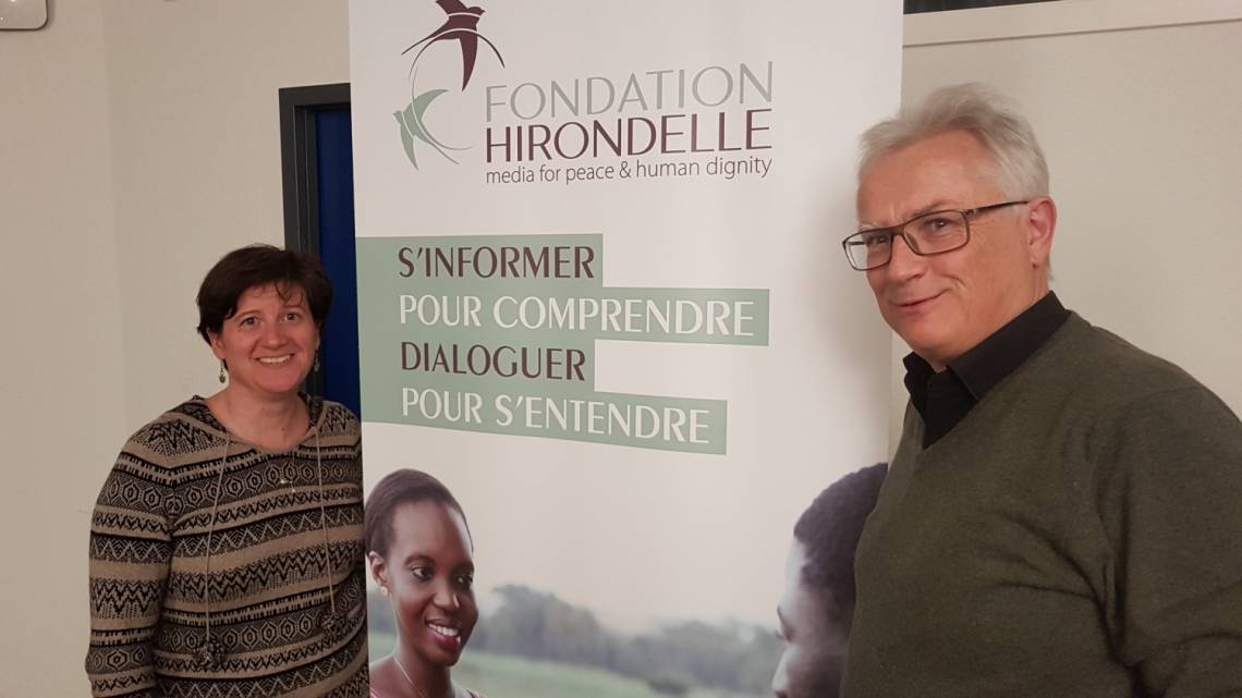 Tony Burgener dans les locaux de la Fondation Hirondelle à Lausanne en janvier 2019, aux côtés de Caroline Vuillemin, Directrice générale.