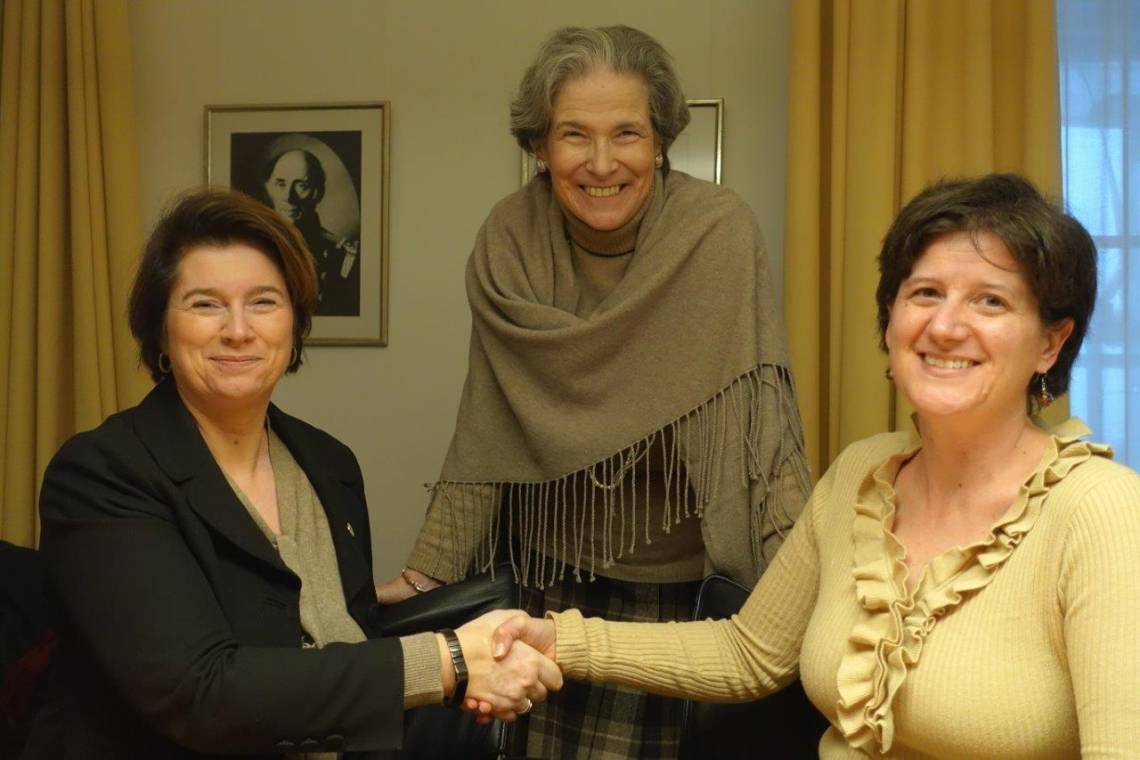 Signature of the &quot;Memorandum of Understanding&quot; between the ICRC and Fondation Hirondelle, in Geneva on December 11, 2017, by Christine Beerli, ICRC Vice-President, Charlotte Lindsey Curtet, Director of Communication and Information Management of the ICRC, and Caroline Vuillemin, Fondation Hirondelle&#039;s Executive Director..