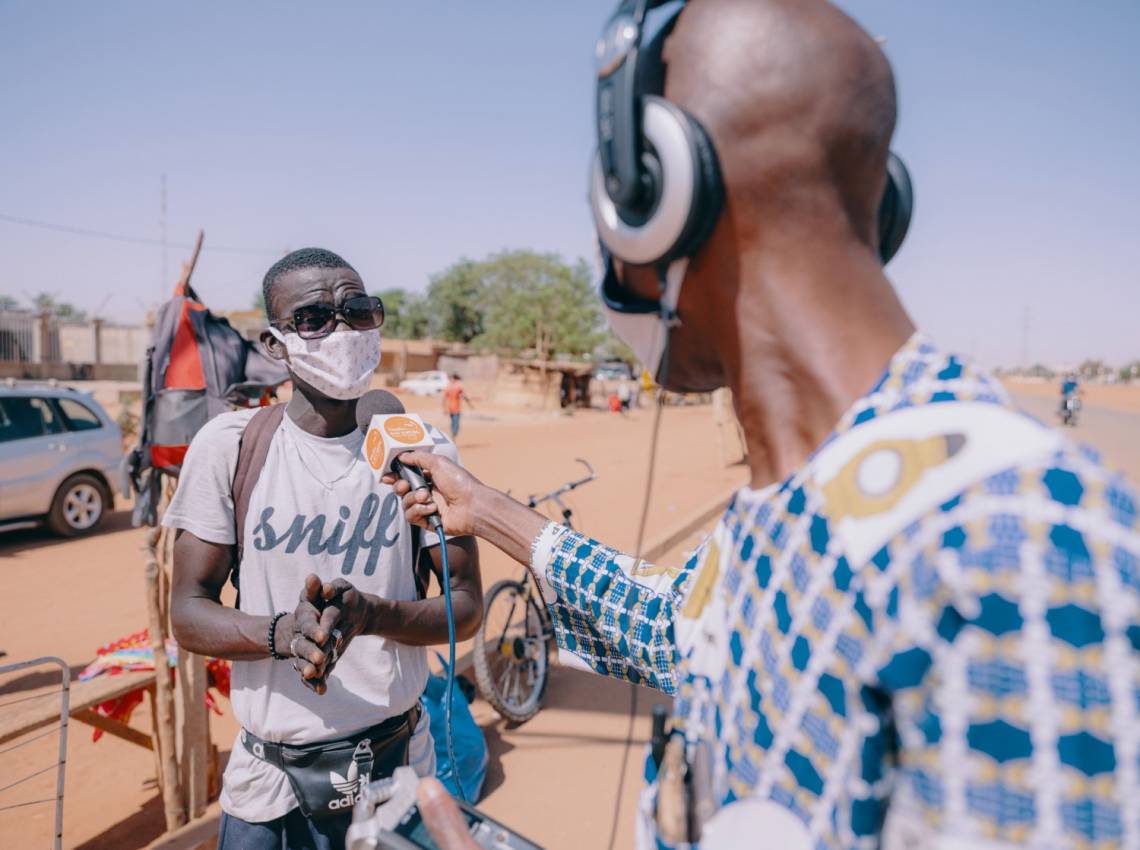A journalist from Studio Kalangou, the radio programme created by Fondation Hirondelle in Niger, reporting from the streets of Niamey in April 2020.