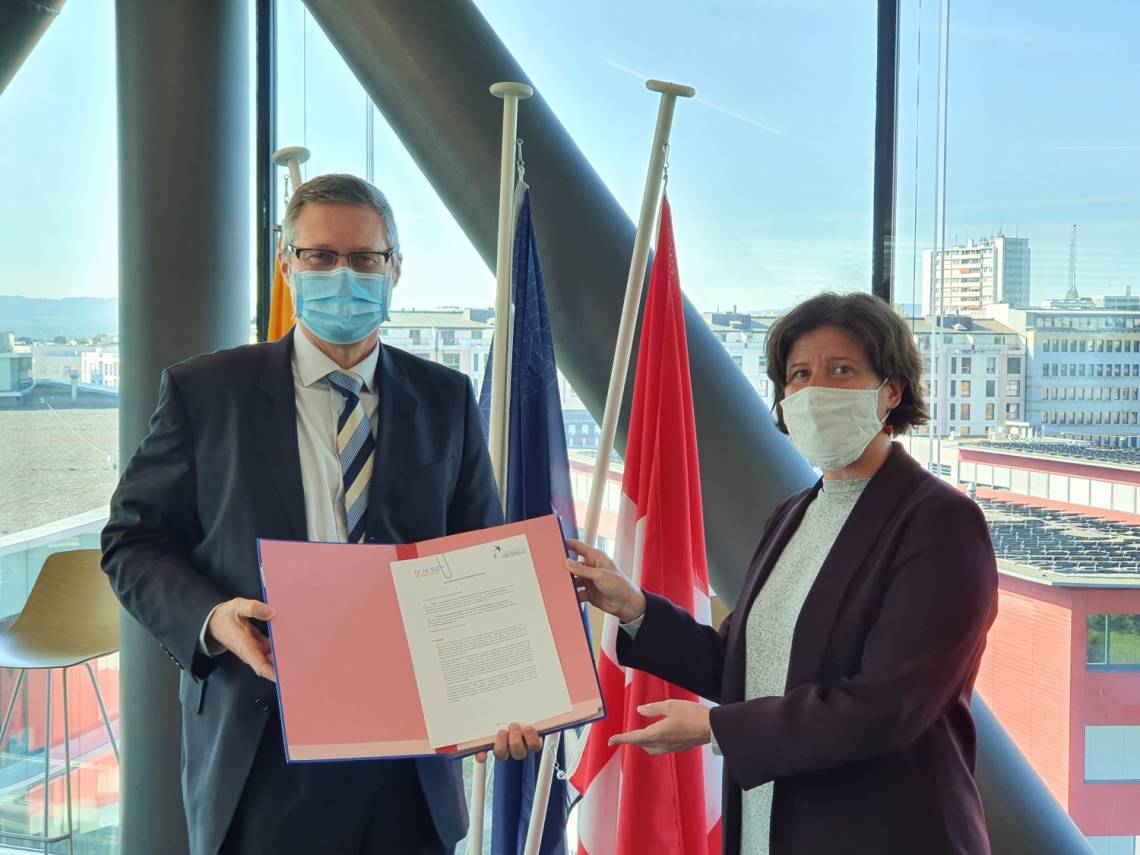 Ambassador Thomas Guerber, Director of DCAF, and Caroline Vuillemin, Director of Fondation Hirondelle, at the signing of the partnership contract at the Maison de la Paix in Geneva on October 8, 2020.
