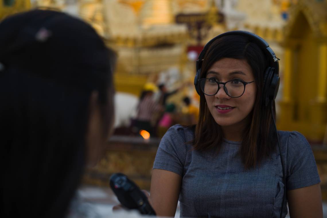 A Yangon, une journaliste de Doh Athan, le podcast sur les Droits Humains co-produit par la Fondation Hirondelle et le magazine Frontier Myanmar. 