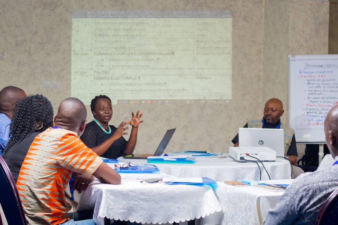 Suzanne Nzobo, Rédactrice en chef du Studio Hirondelle RDC, anime la formation &quot;Journalisme et élections&quot; à Kinshasa avec Walter Mulondi, Conseiller éditorial.