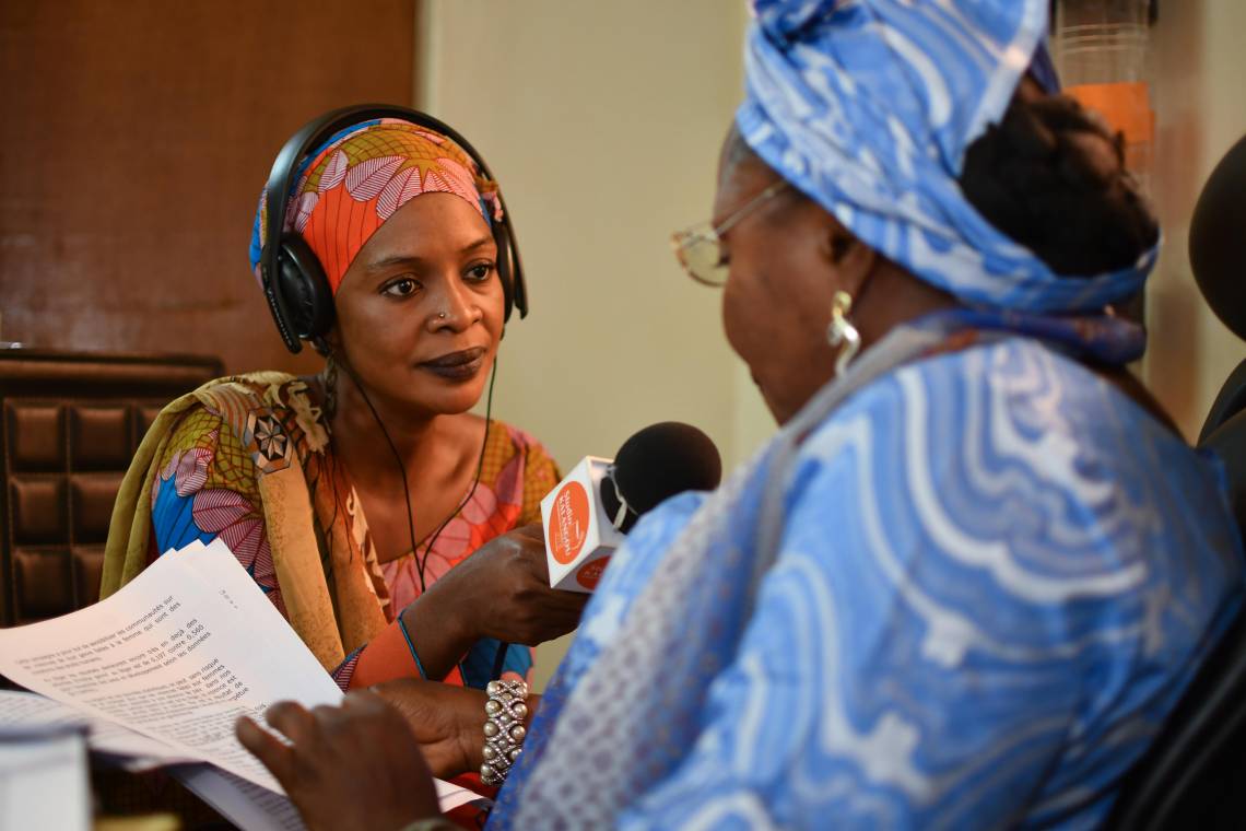 Journaliste de Studio Kalangou en reportage à Niamey, Niger