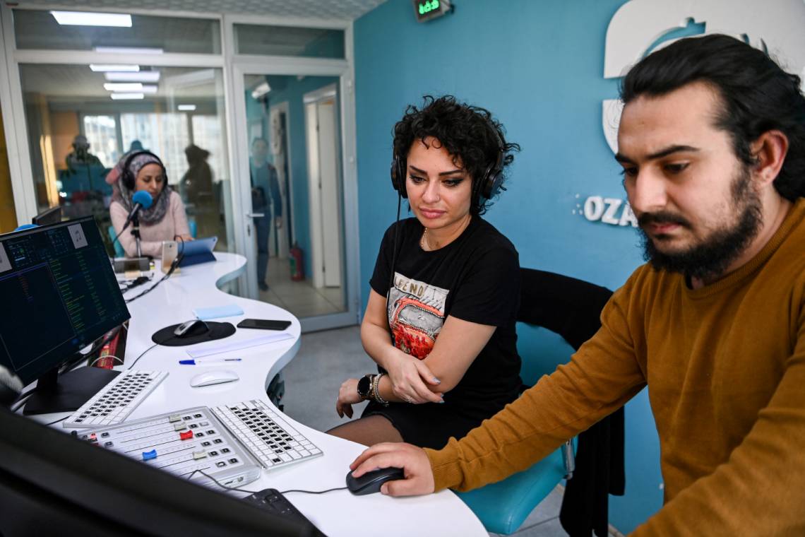 Dans le studio de radio Rozana à Gaziantep, dans le sud-est de la Turquie, le 26 février 2021. 