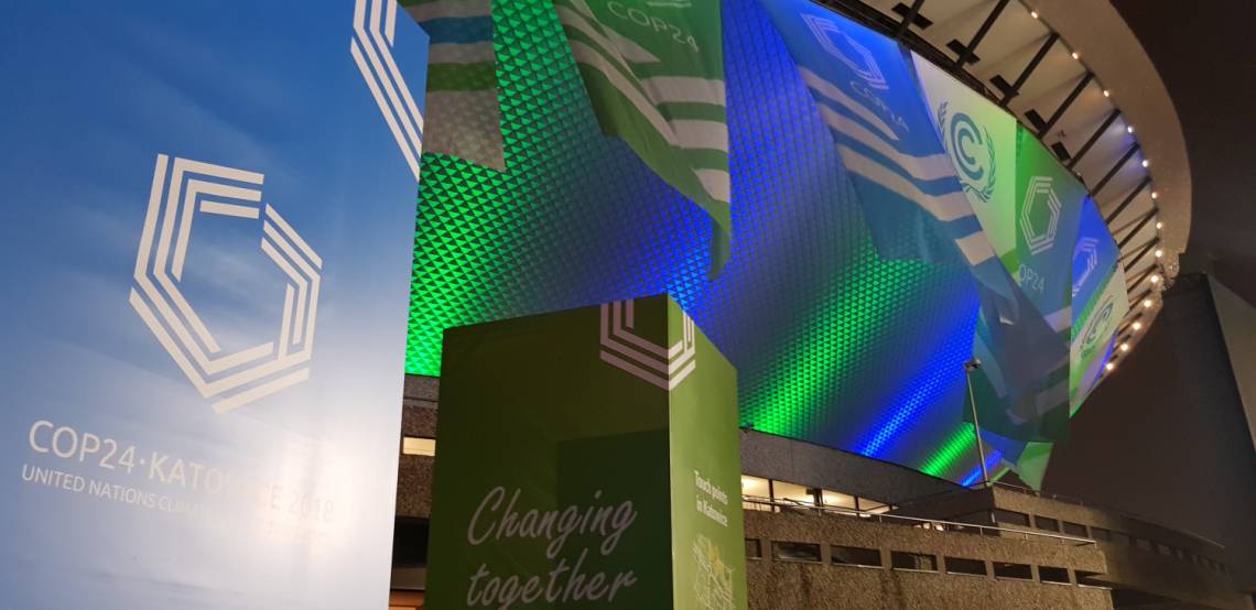 A Katowice en Pologne, l&#039;enceinte du bâtiment qui accueille la COP24