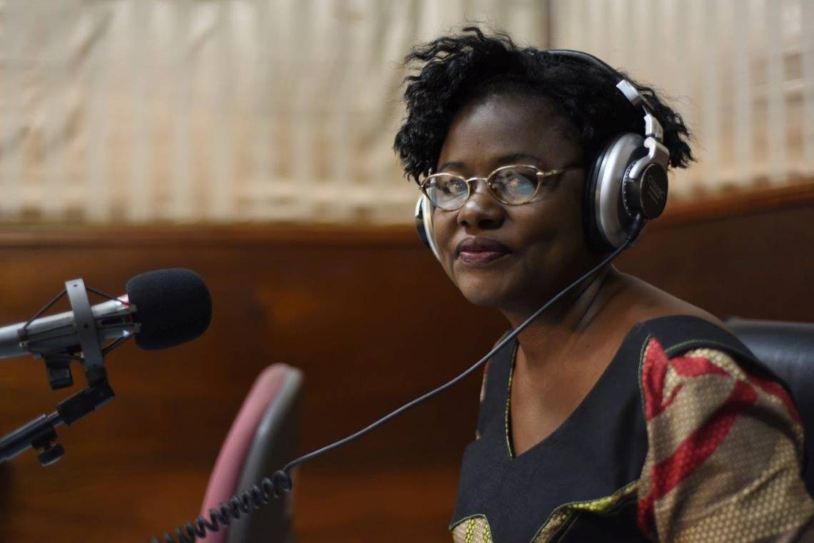 Une journaliste de la Radio Télévision du Burkina, en studio à Ouagadougou.
