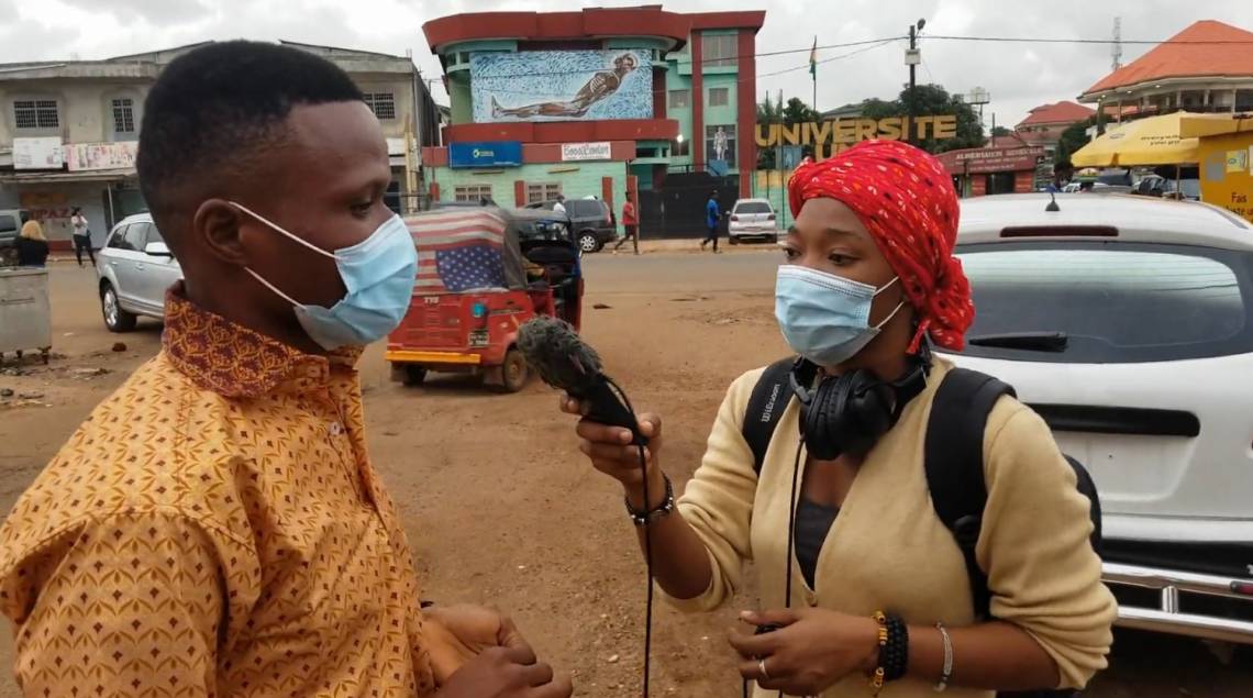 A journalist from the Association des journalistes scientifiques de Guinée reporting in Conakry on the COVID crisis, with the support of Fondation Hirondelle and H2H network.