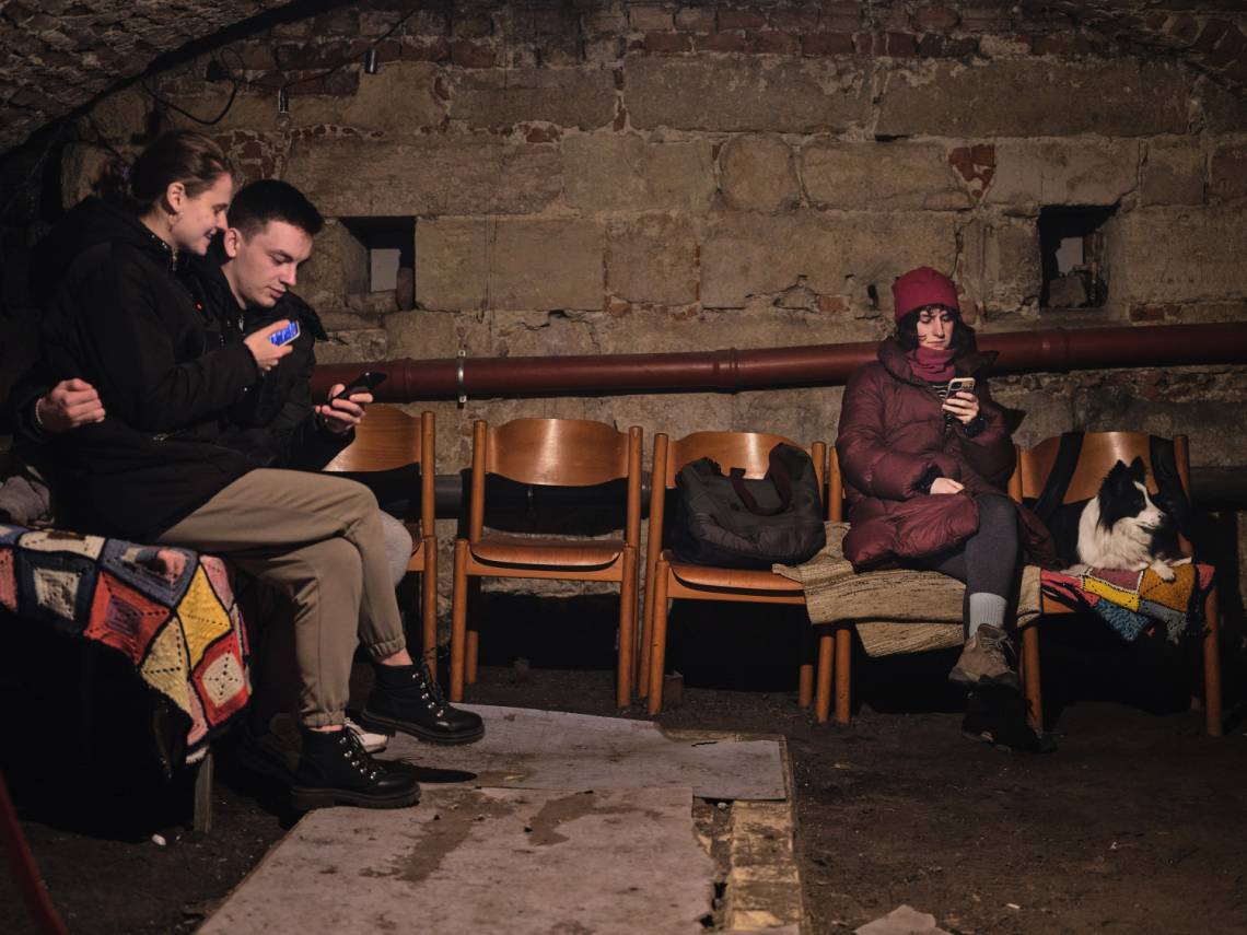 Katerina se cache dans le refuge de Lviv, au sous-sol, pendant l&#039;alerte avec son petit ami et son chien, en Ukraine, 2022.