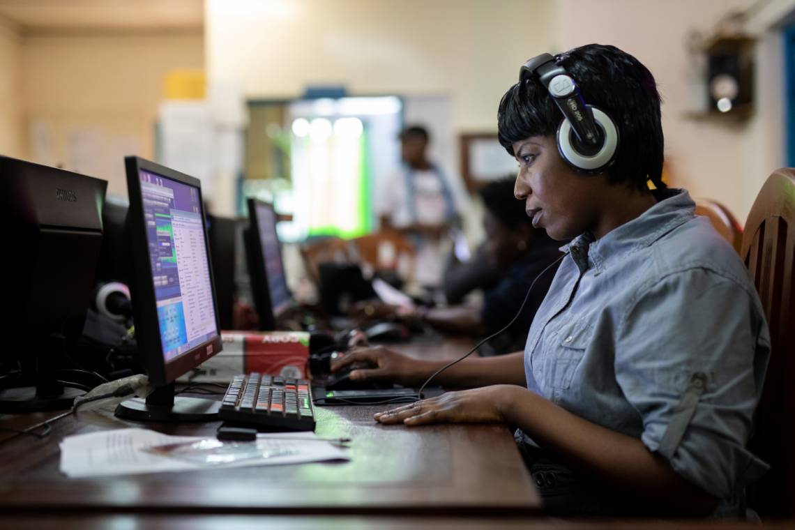 Dans la salle de rédaction de Radio Ndeke Luka à Bangui, République centrafricaine, en mars 2021.