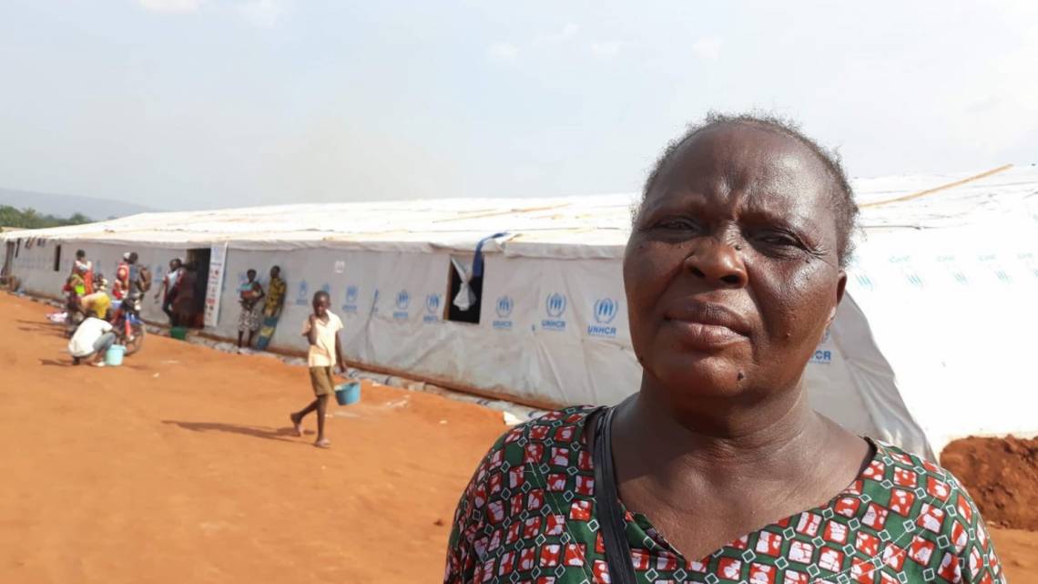 Marie Kagbi, une veuve de 47 ans avec 5 enfants, a été forcée de quitter son quartier à Bangui après l&#039;inondation. Elle témoigne sur les programmes spéciaux produits par Radio Ndeke Luka.
