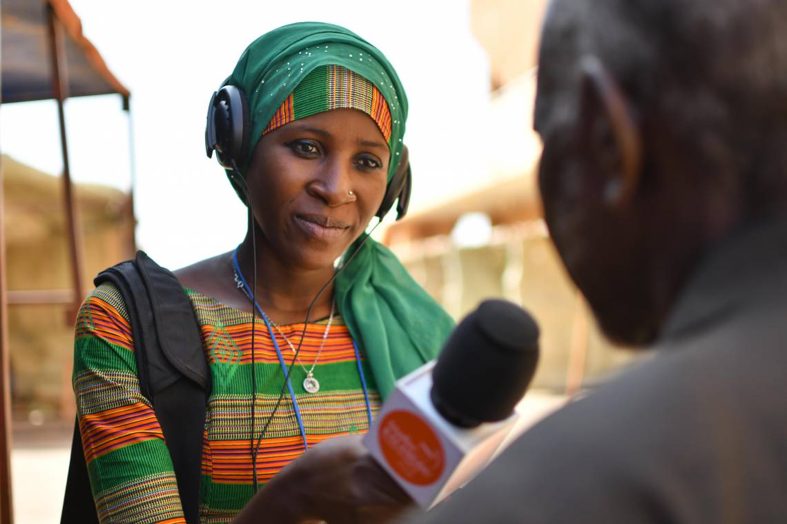A journalist from Studio Kalangou, Fondation Hirondelle&#039;s information program in Niger, reporting in the streets of Niamey.