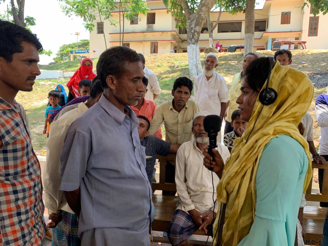 Une femme bangladaise de la communauté d&#039;accueil en train de réaliser une interview 