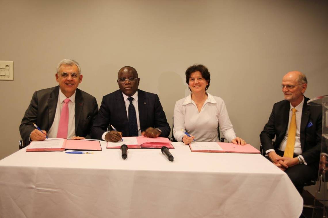 Signature du partenariat entre l&#039;Assemblée parlementaire de lafrancophonie et la Fondation Hirondelle, le 8 mars 2017 à Paris.