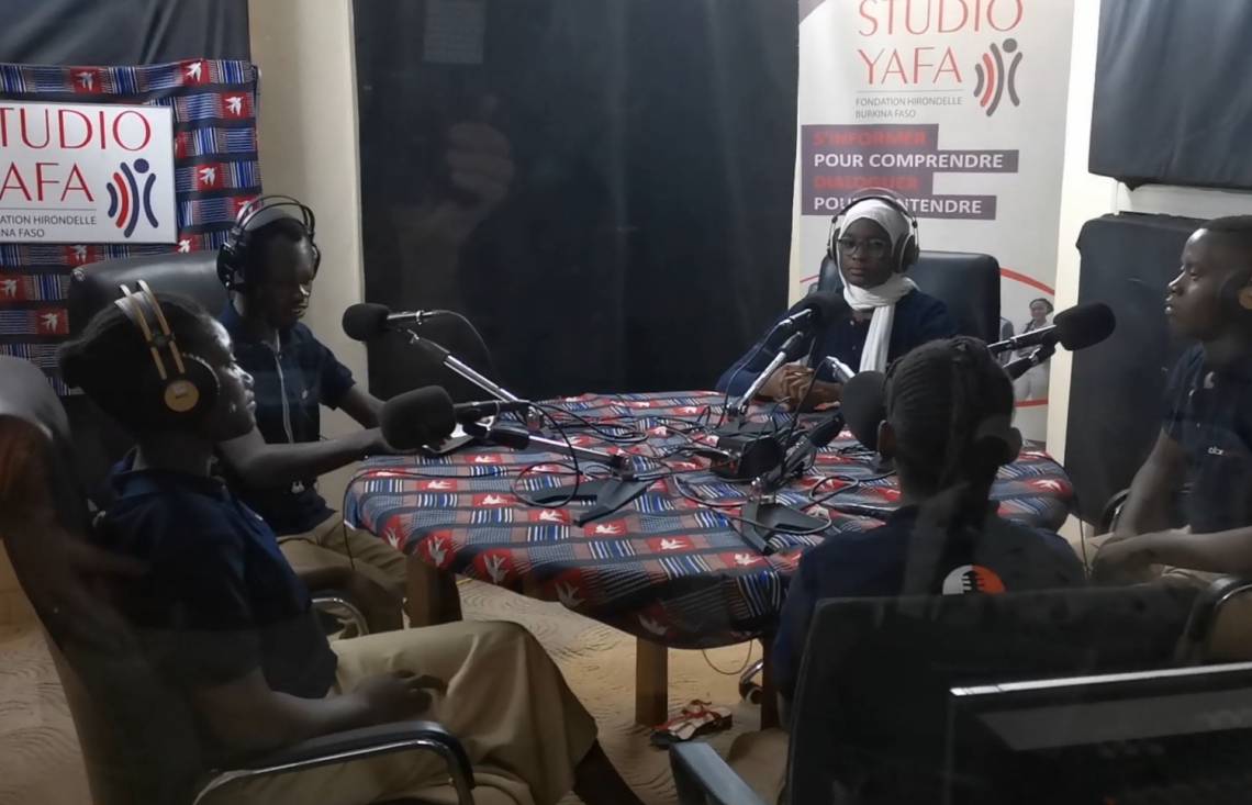 Exercice du débat radiophonique avec les jeunes lycéens, dans le studio principal de Studio Yafa à Ouagadougou.