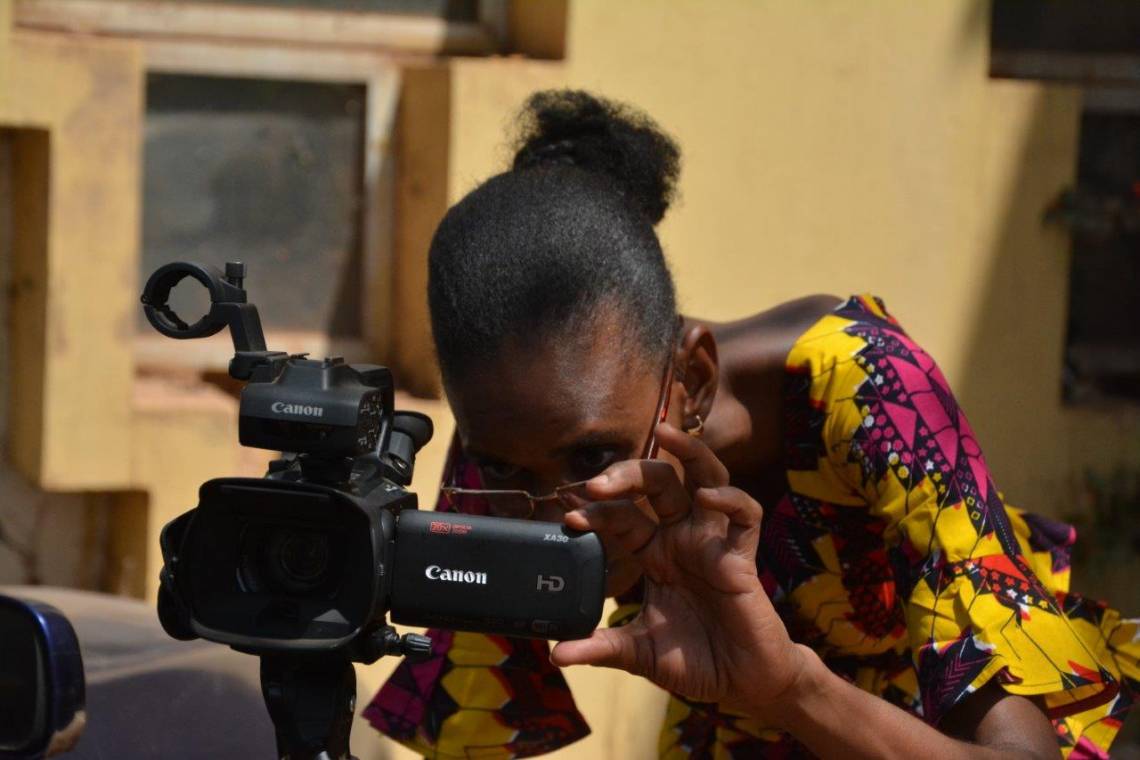 Une journaliste de Studio Tamani à Bamako en charge des nouvelles productions vidéo sur les droits des femmes au Mali.