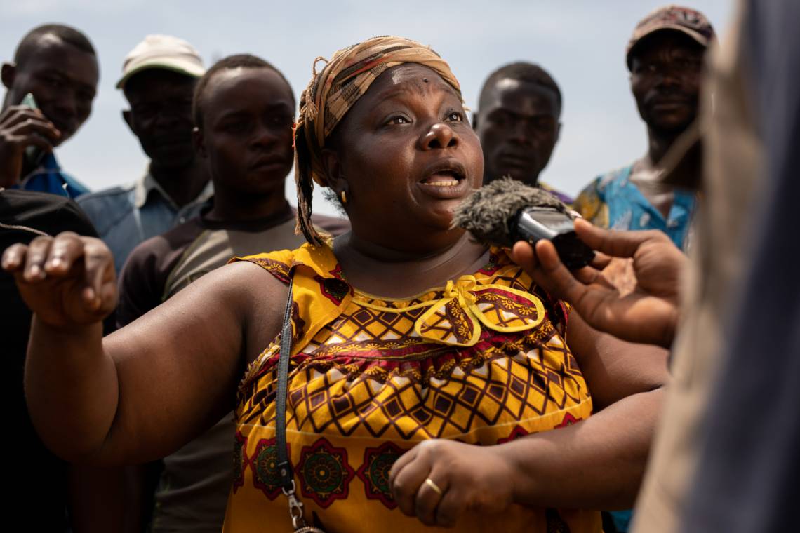 A woman speaks to a Radio Ndeke Luka journalist, Central African Republic, April 2021.