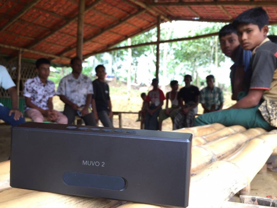 Un haut-parleur utilisé pour diffuser le programme audio de la &quot;Jamtoli Information Line&quot; dans le camp de réfugiés de Jamtoli, au Bangladesh.