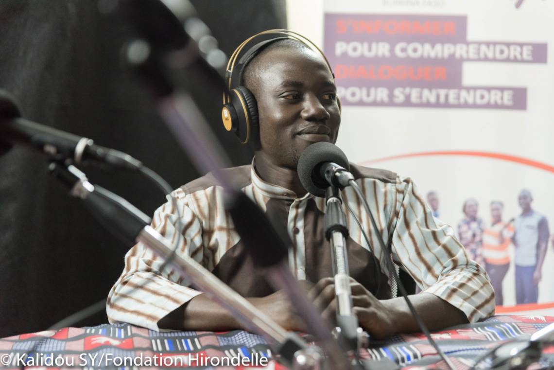 Un journaliste de Studio Yafa en studio à Ouagadougou, Burkina Faso.