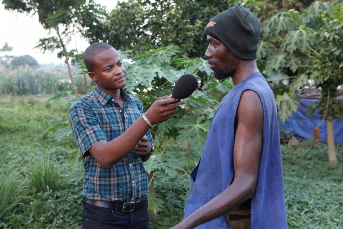 A journalist from Studio Tamani reporting next to the Niger River in Mali.