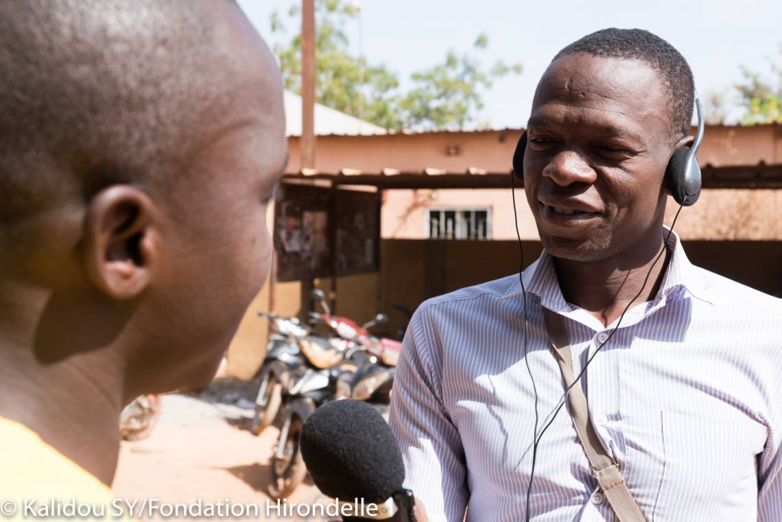 Un journaliste de Studio Yafa, le programme multimédia de la Fondation Hirondelle sur les jeunes au Burkina Faso, en reportage dans les rues de Ouagadougou.