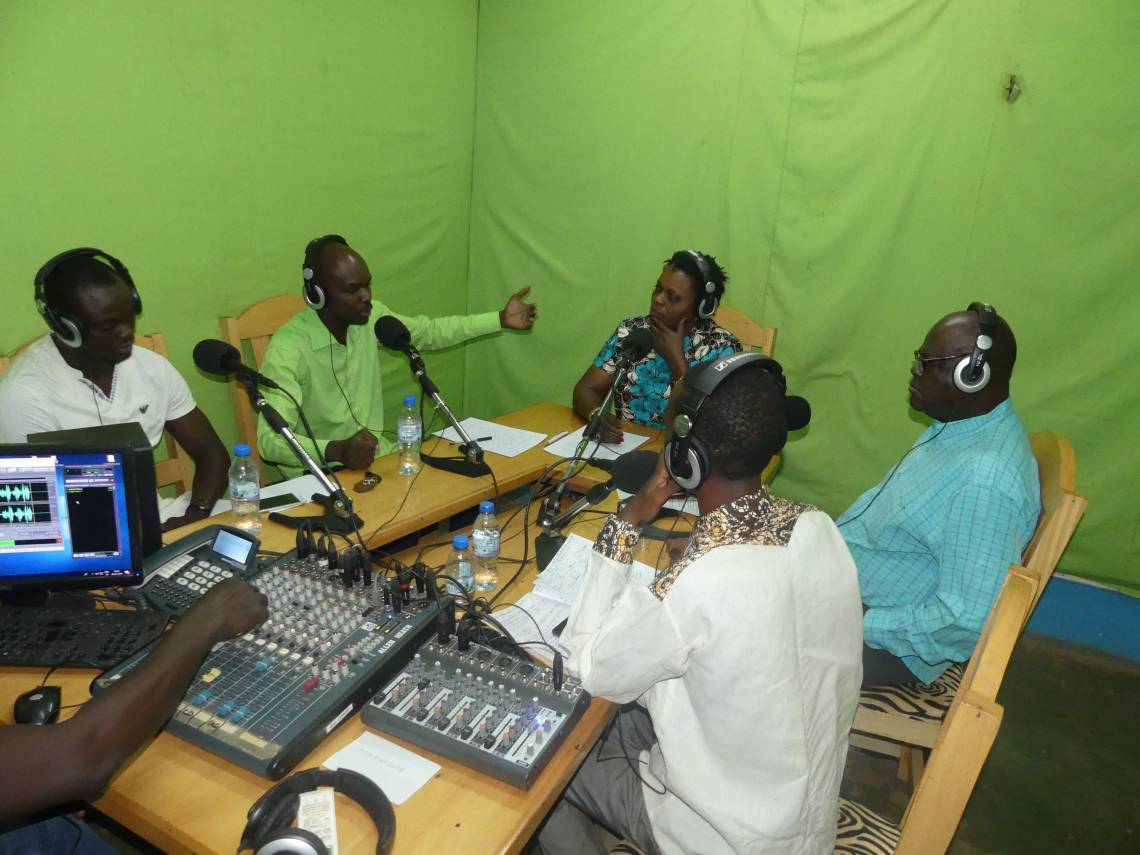 Les participants au débat modéré par Sylvie Panika, Directrice de Radio Ndeke Luka, le 26 janvier 2019 dans le studio de la radio à Bangui.