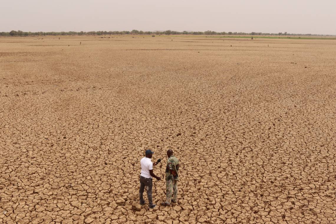 Un journaliste de Studio Yafa, programme de la Fondation Hirondelle au Burkina Faso, en reportage au barrage de Mogtedo, frappé par la sécheresse, dans le centre du pays