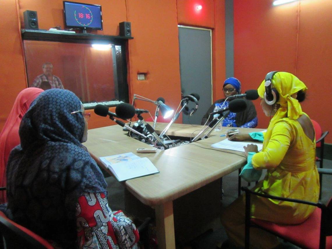 Dans le studio pendant l&#039;émission &quot;Forum&quot; de Studio Kalangou à Niamey.