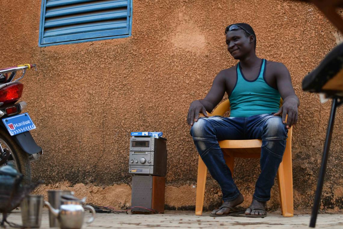 Un auditeur de radio à Niamey, capitale du Niger  